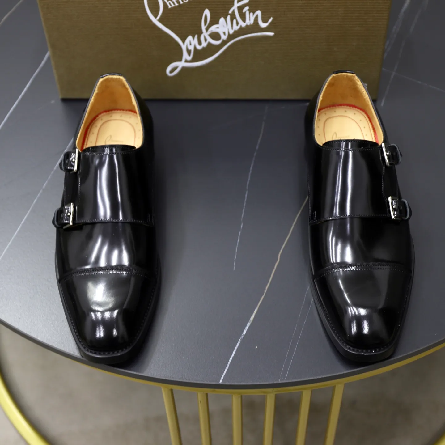 Ex-factory price: 620💰Christia*.Loubouti*🆑High-end men’s business formal leather shoes | Classic red sole shoes | Original imported first-layer cowhide | Water-dyed cowhide lining | Italian imported red rubber outsole | High-end luxury | Perfect interpretation of fashion, sunshine, style, suitable for various occasions Size: 39-44 (38.45 custom-made)